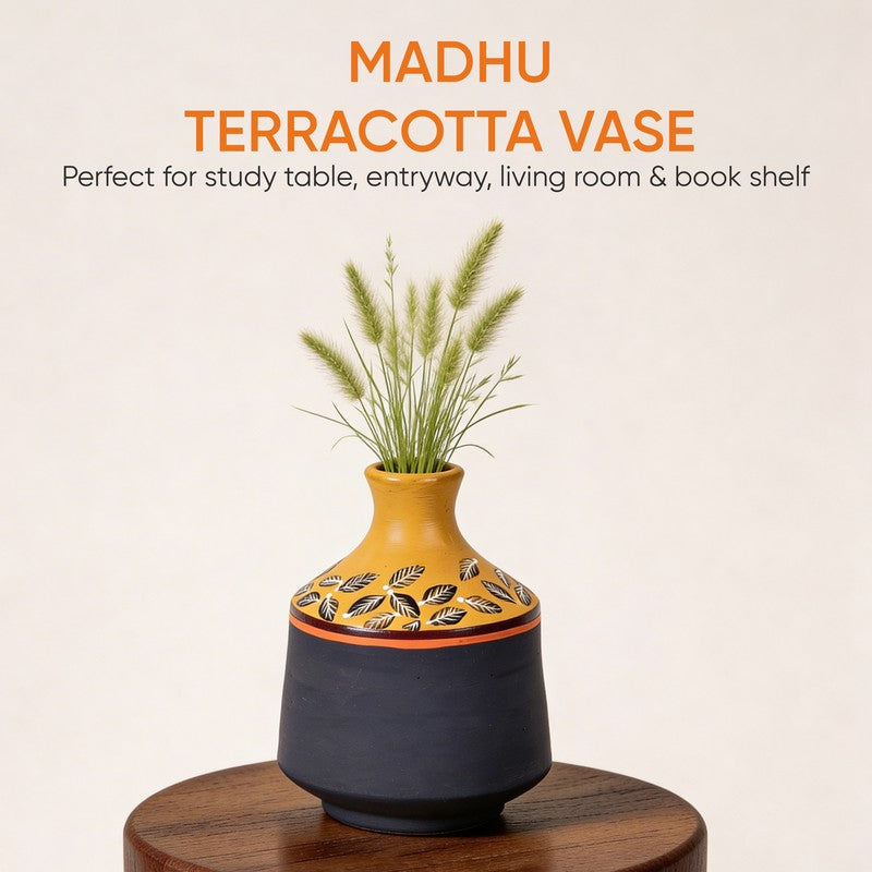 Eeshan Tribal Terracotta Vase media 10