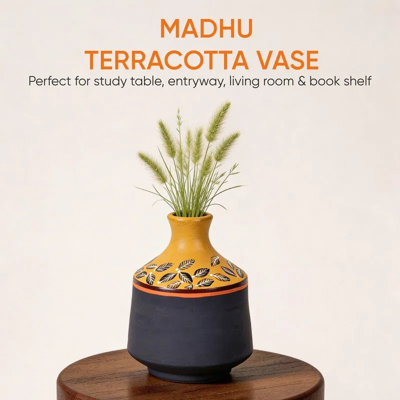 Eeshan Tribal Terracotta Vase media 10