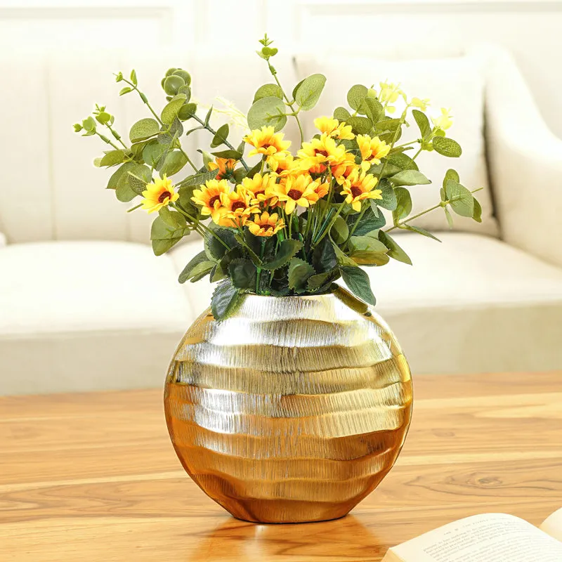 Aurra Metal Vase media 5