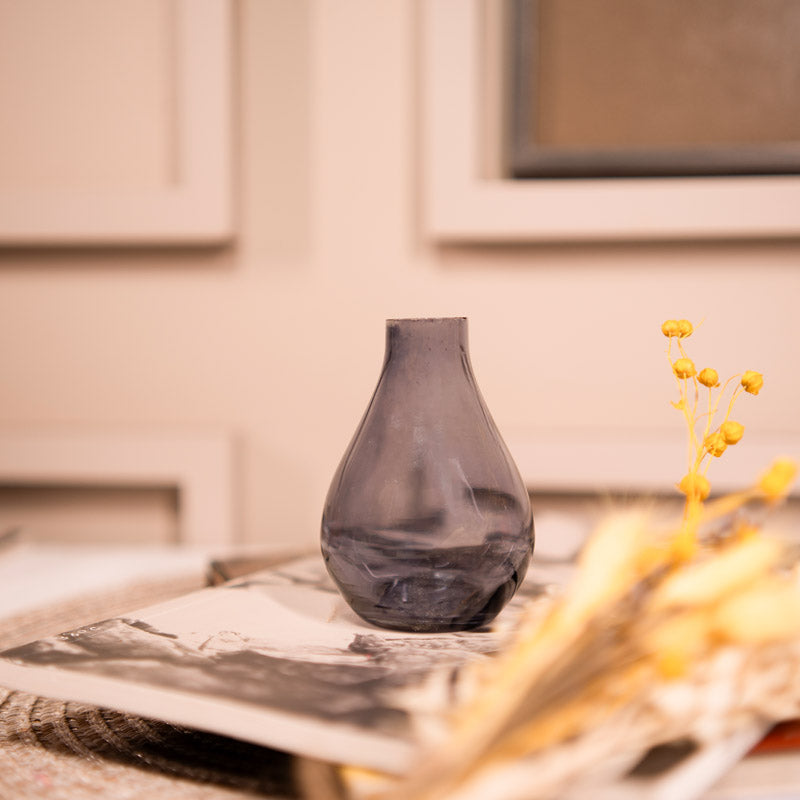 Elegant Black Glass Vase with Dried Flowers media 4