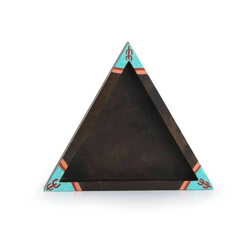 Front view of the patterned triangular tray with raised edges