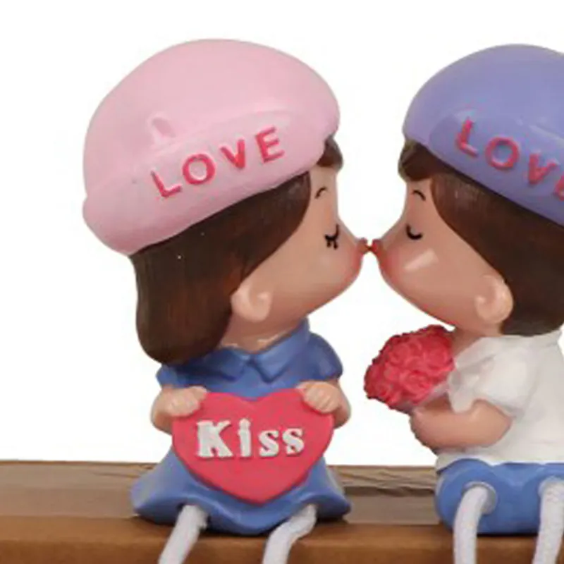 Giddy In Love Resin Showpiece media 4