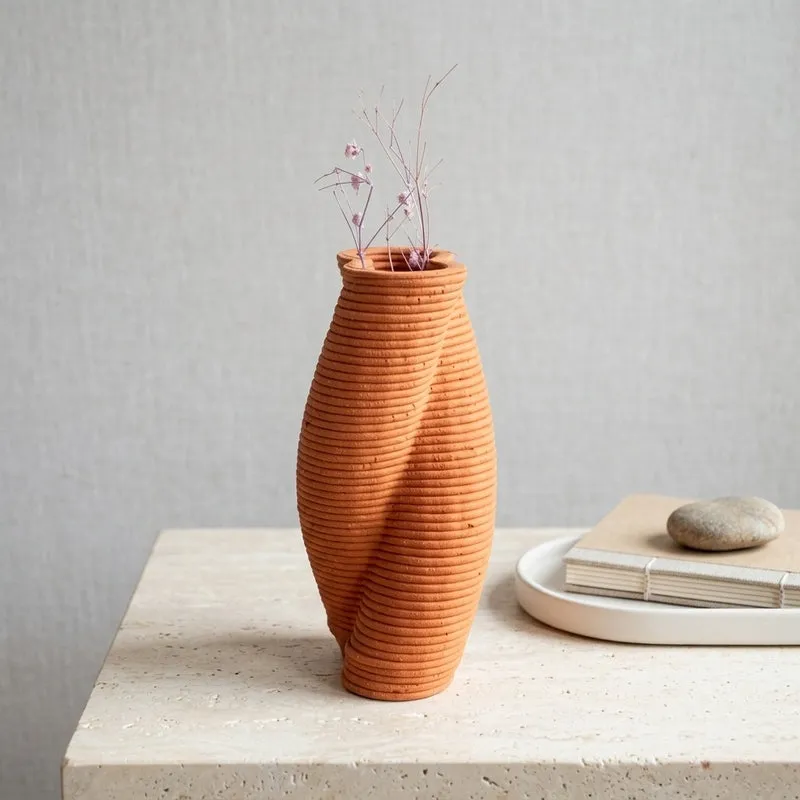 Arcelia Twisted Vase media 1