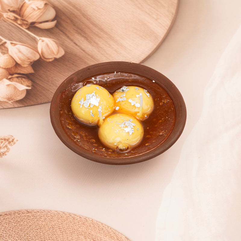 Melt In The Mouth Rasgulla Scented Candle - Vanilla, Cinnamon, Rose media 4