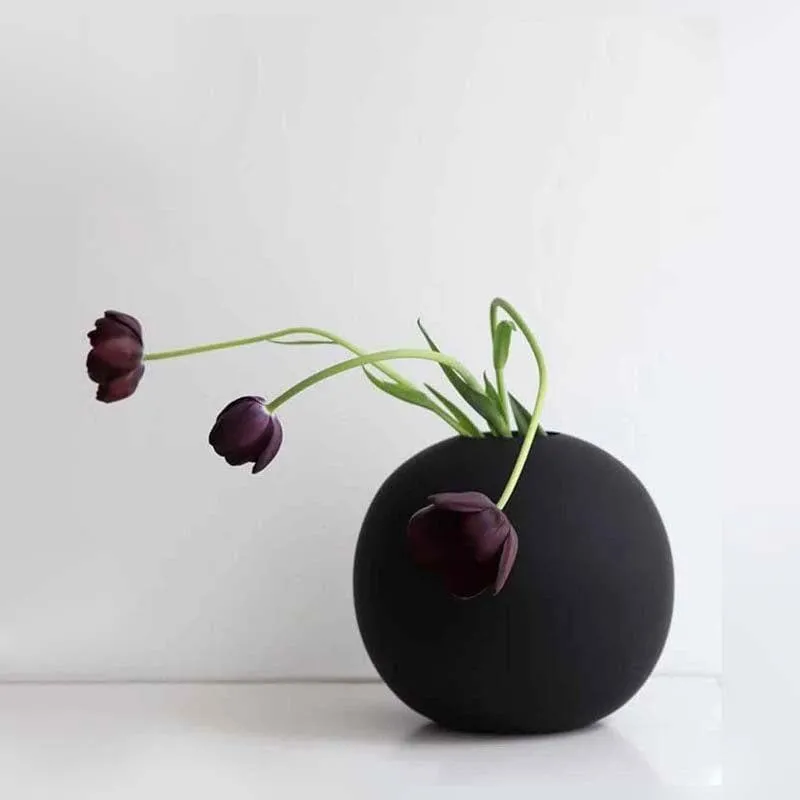 Caim Vase - Black media 1