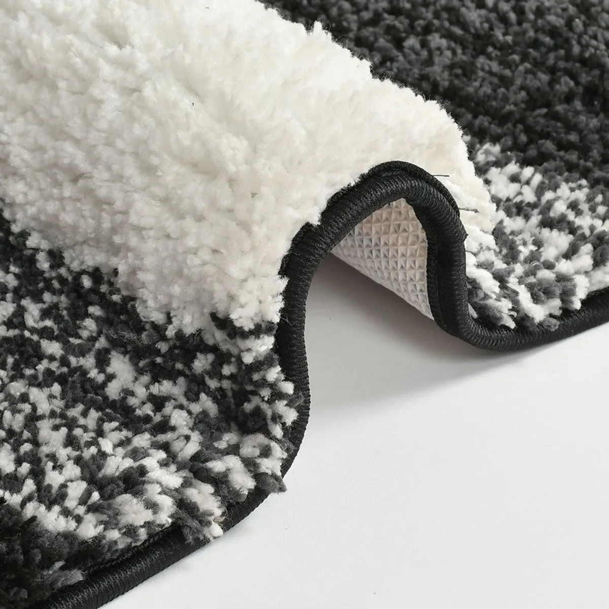 Close-up of the bath mat's soft pile and textured anti-slip backing