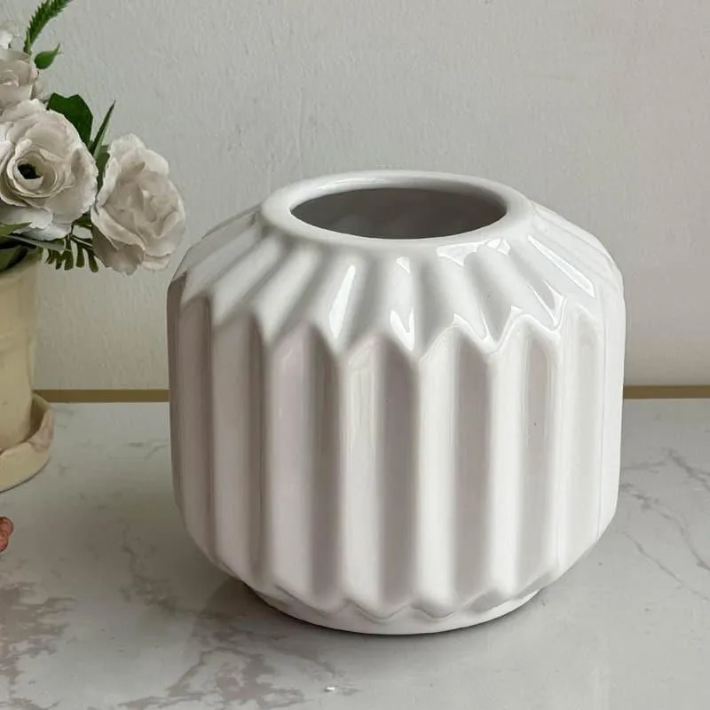 Esko Edge Vase - White media 1