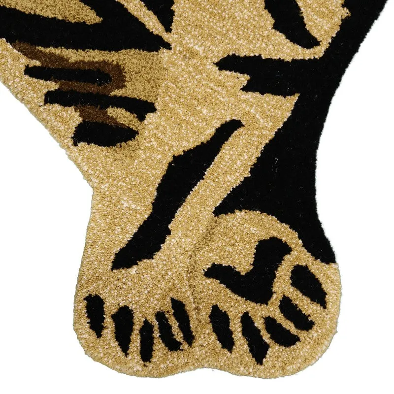 Close-up of the carpet paw and striped body detail