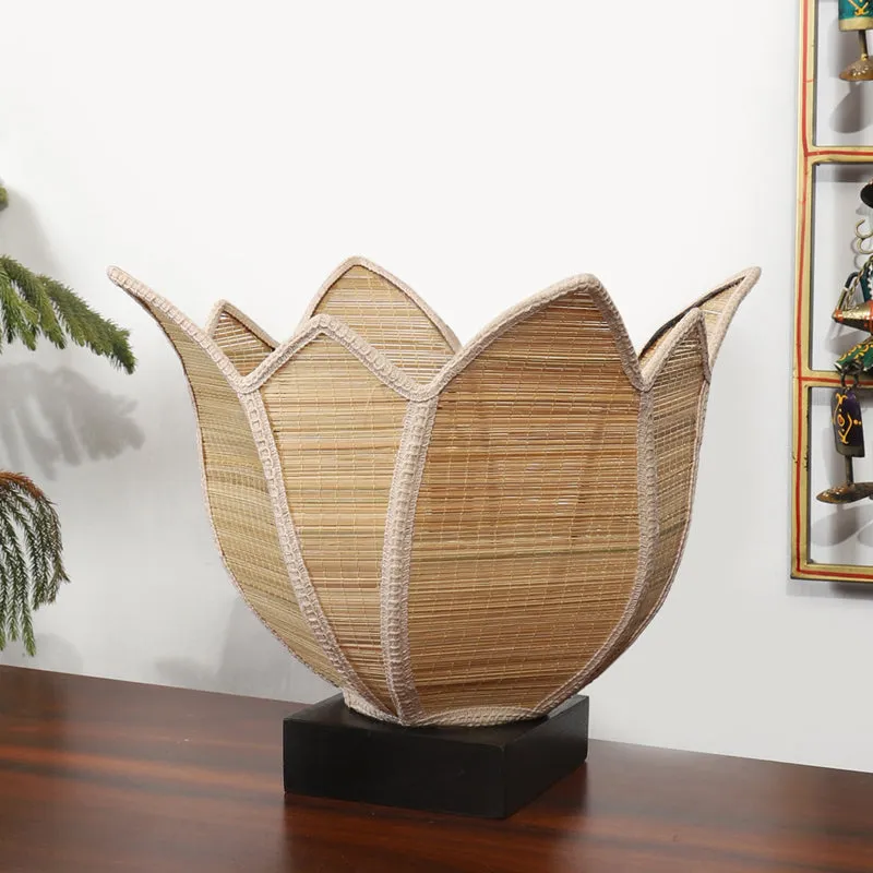 Glevara Bamboo Petal Edge Table Lamp - Beige media 3
