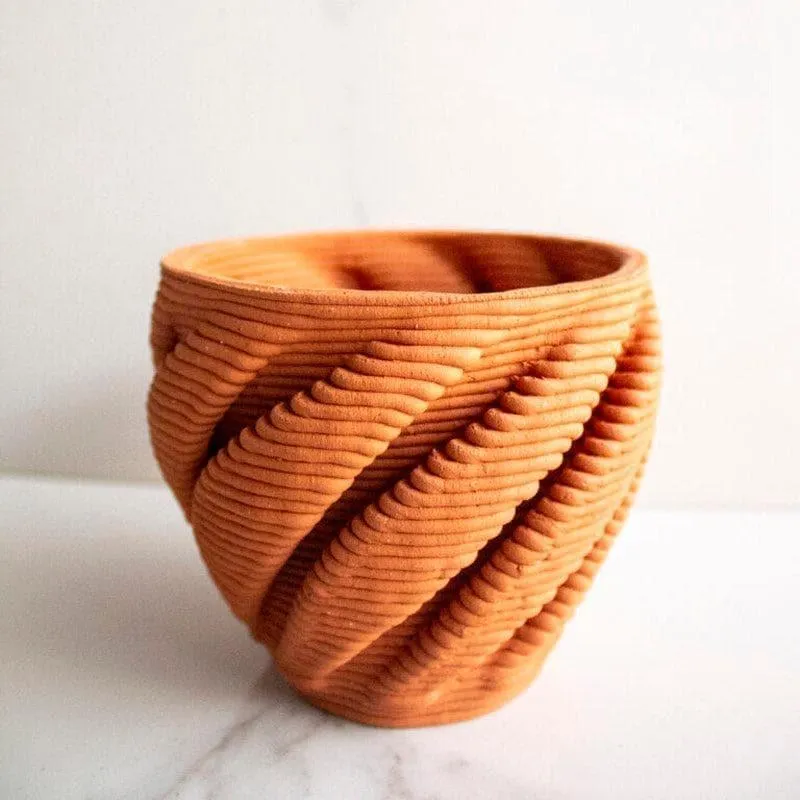 Shanaya Twisted Vase media 1