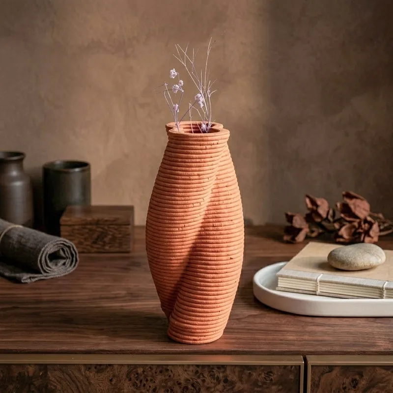 Arcelia Twisted Vase media 4