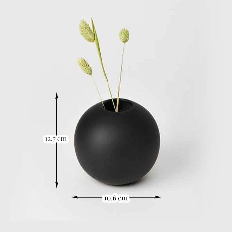 Caim Vase - Black media 3