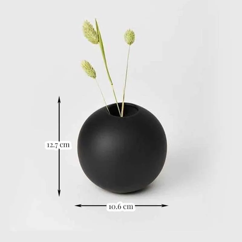Caim Vase - Black media 3