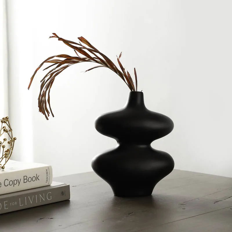 Gutsy Vase - Black media 1