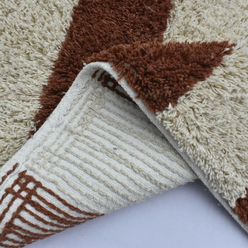 Close-up of the bath mat's textured surface and backing