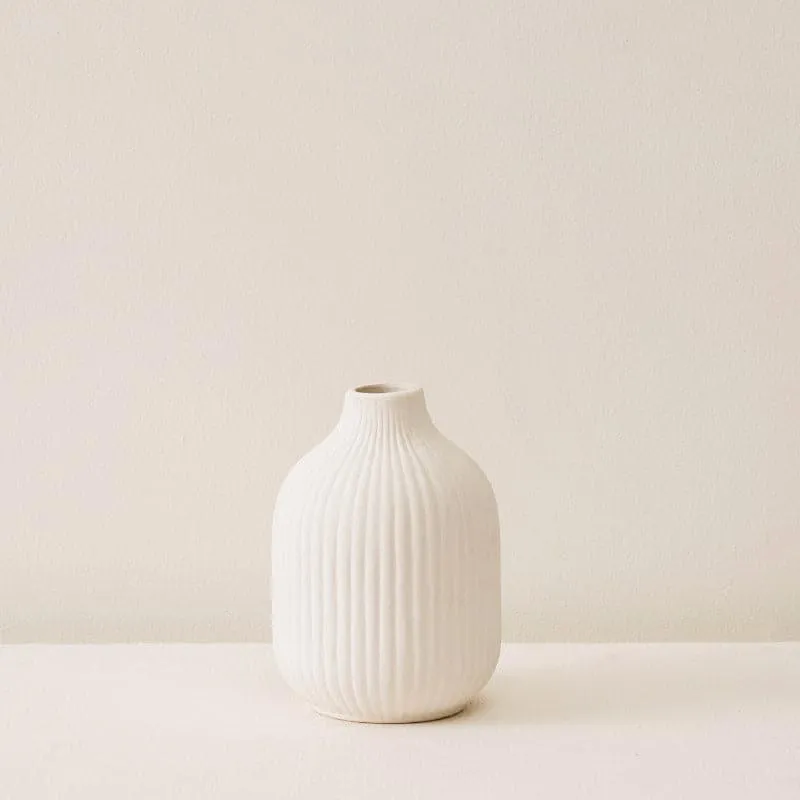 Nezi Vase - White media 3