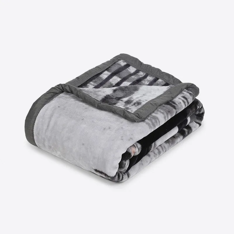 Monte Carlo Midnight Blossom Blanket - 483 GSM media 5