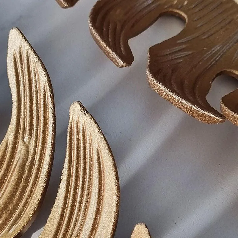 Close-up of the gold textured leaf detail and curved edge