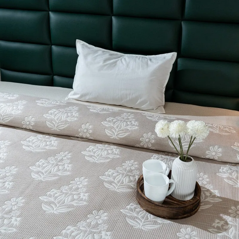 Ivory-Beige Floral Design Comforter media 3