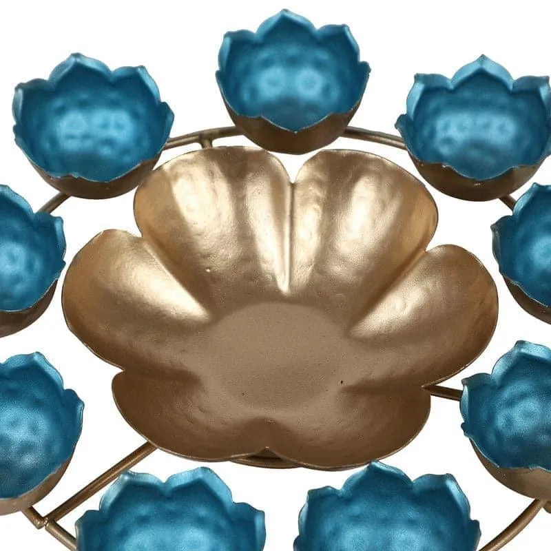 Close-up of the gold flower-shaped centre and blue outer holders