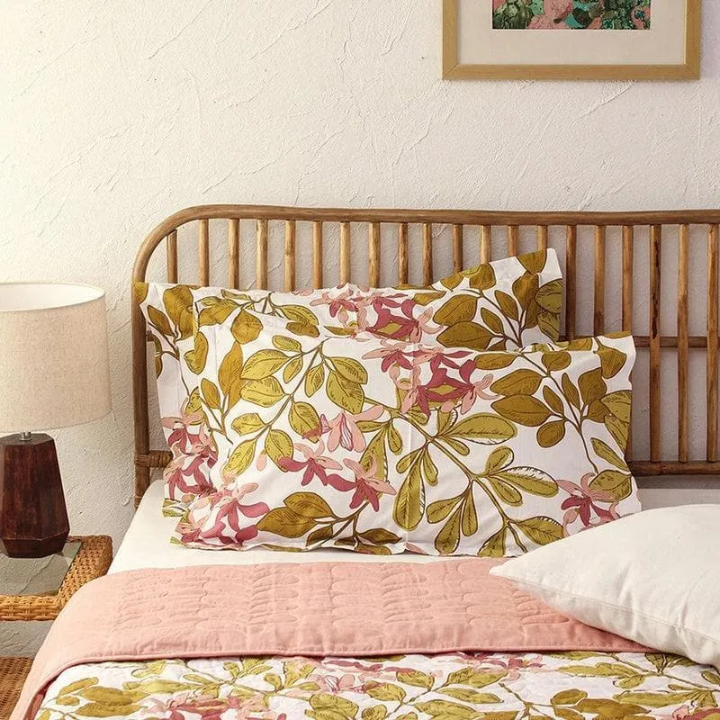 Senjana Bedcover - Pink media 1