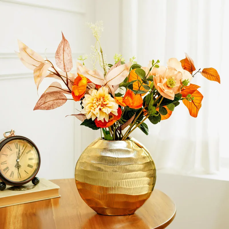 Aurra Metal Vase media 6