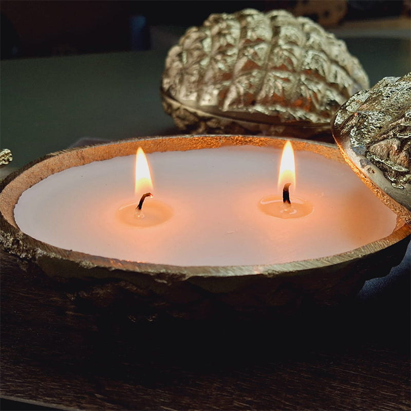 Luxe Pineapple Oudh Scented Candle - Gold media 4