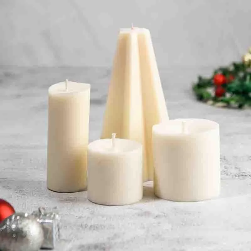Christmas Corner - Set of 4 Pillar Candles - Cinnamon Roll Scented media 3
