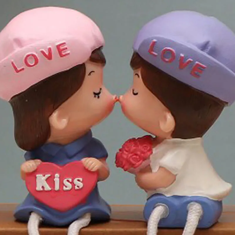 Giddy In Love Resin Showpiece media 5