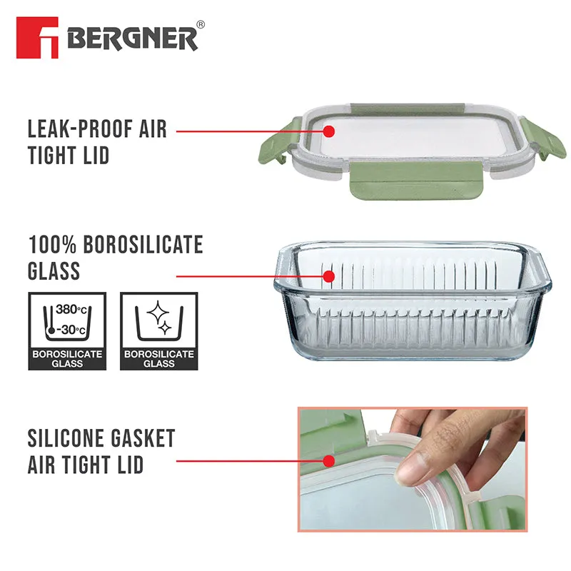 Close view of the transparent airtight lid and green clips on a glass lunch box