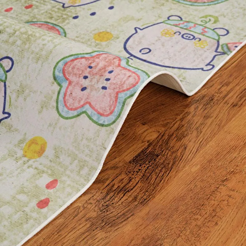 Curved edge of the carpet showing the printed top and bound border