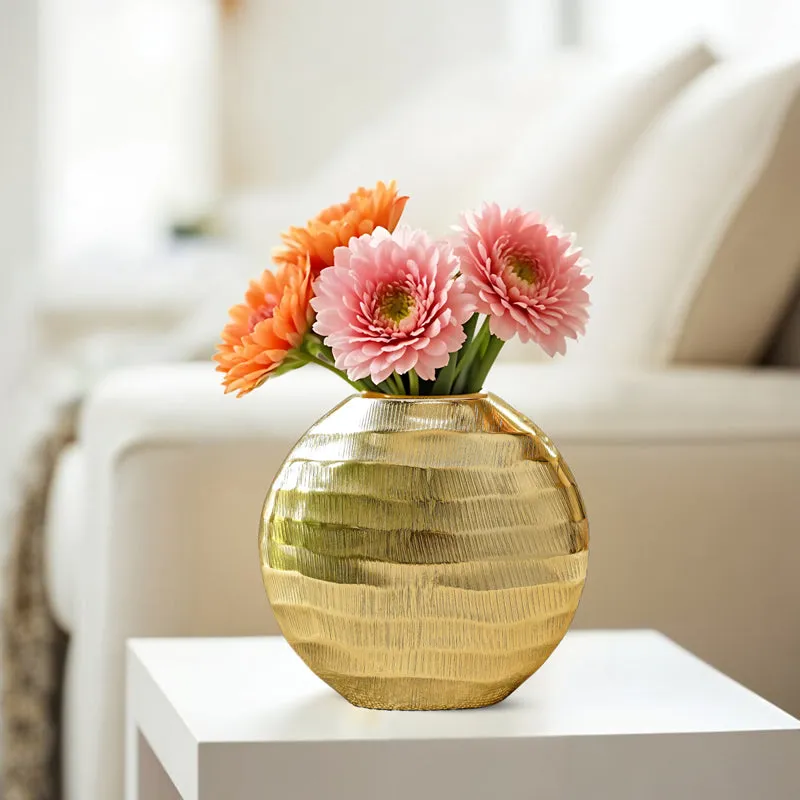 Aurra Metal Vase media 8