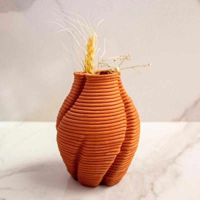 Delan Twisted Vase media 1