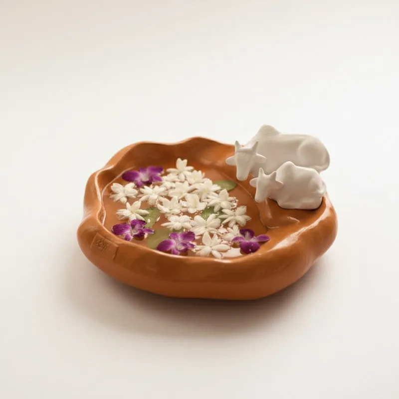 Sacred Cow Resin Urli - Orange media 4