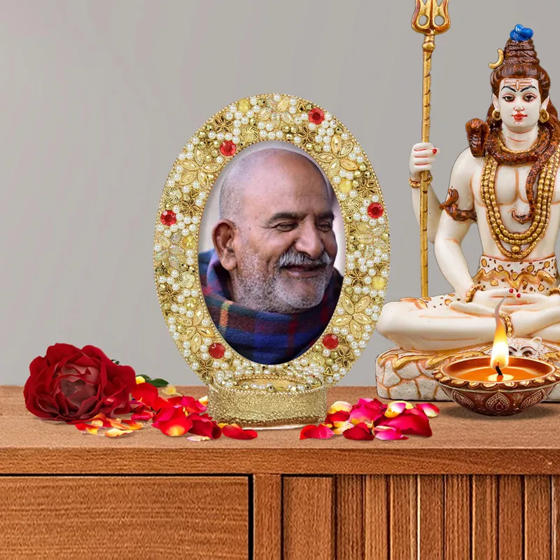 Neem Karoli Baba Ornate Photo Frame - Oval media 1