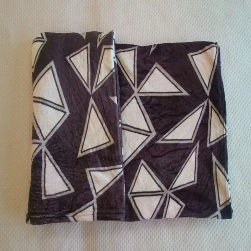 Triyra Geometric Woolen Blanket (Brown) - 210 GSM media 4