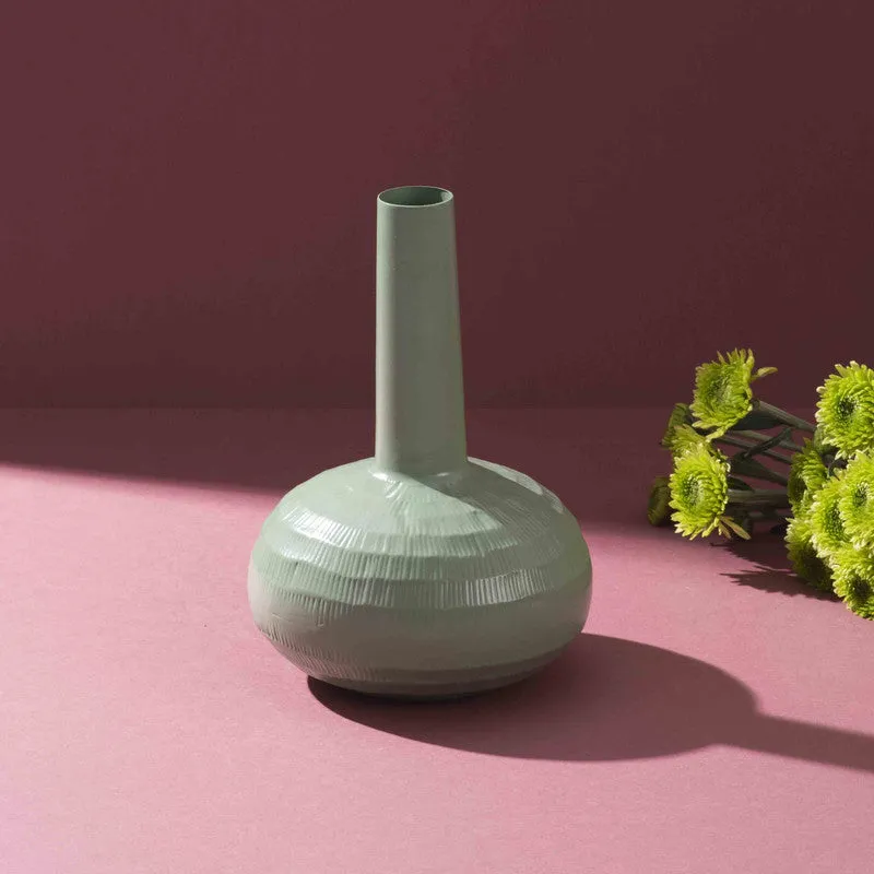 Oasis Iron Vase media 3