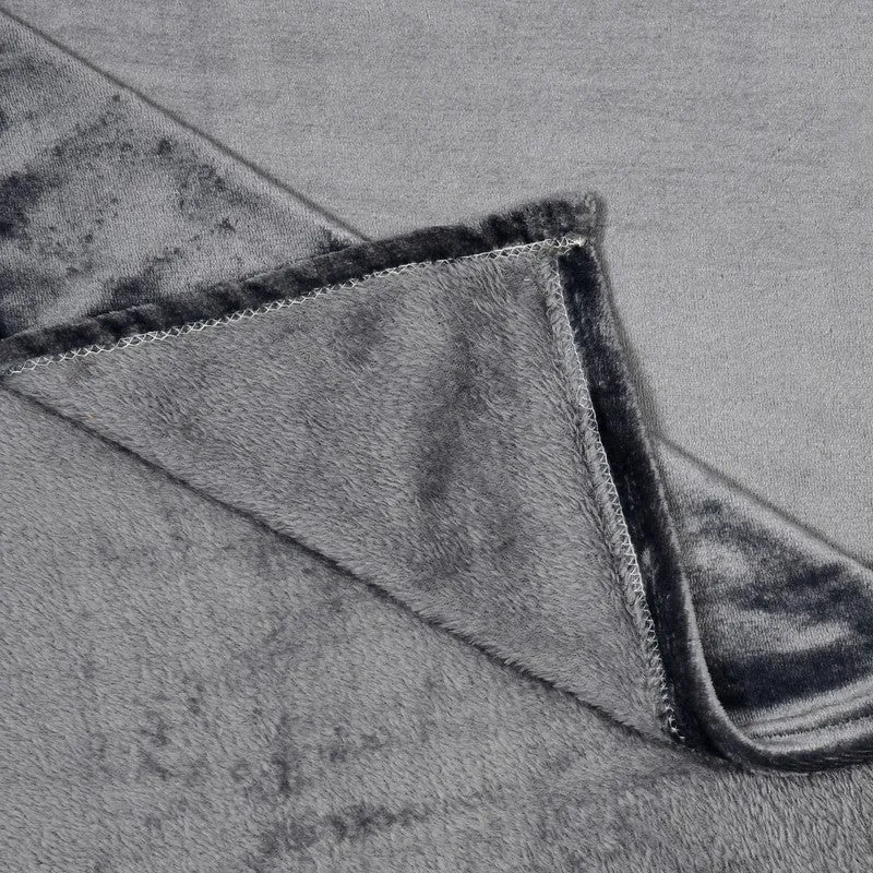 Close-up of the reverse side and stitched edge of the bedsheet fabric