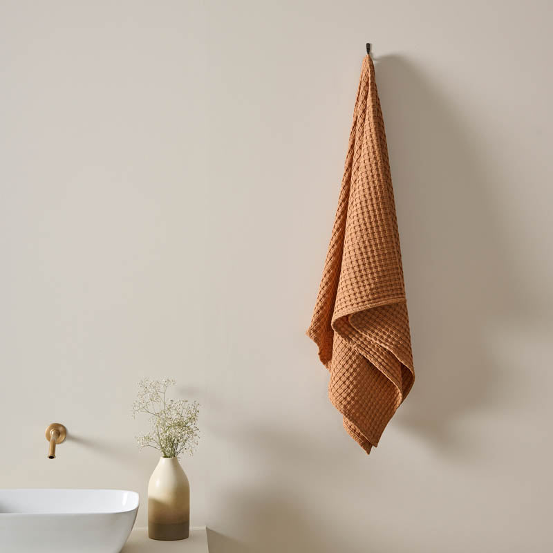 Rippley Plush Waffle Bath Towel (Brown)