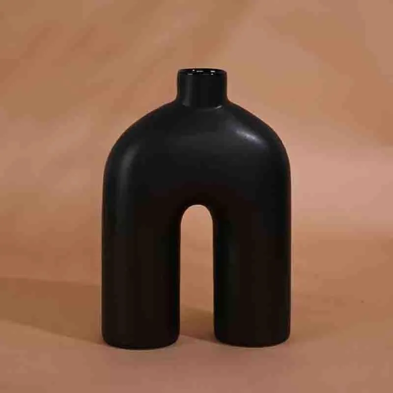 Scandinavian U Vase - Black media 4