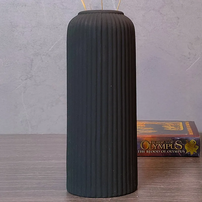 Aura Forma Ceramic Vase - Black media 1
