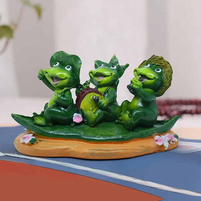 Froggy Friends Resin Showpiece media 1