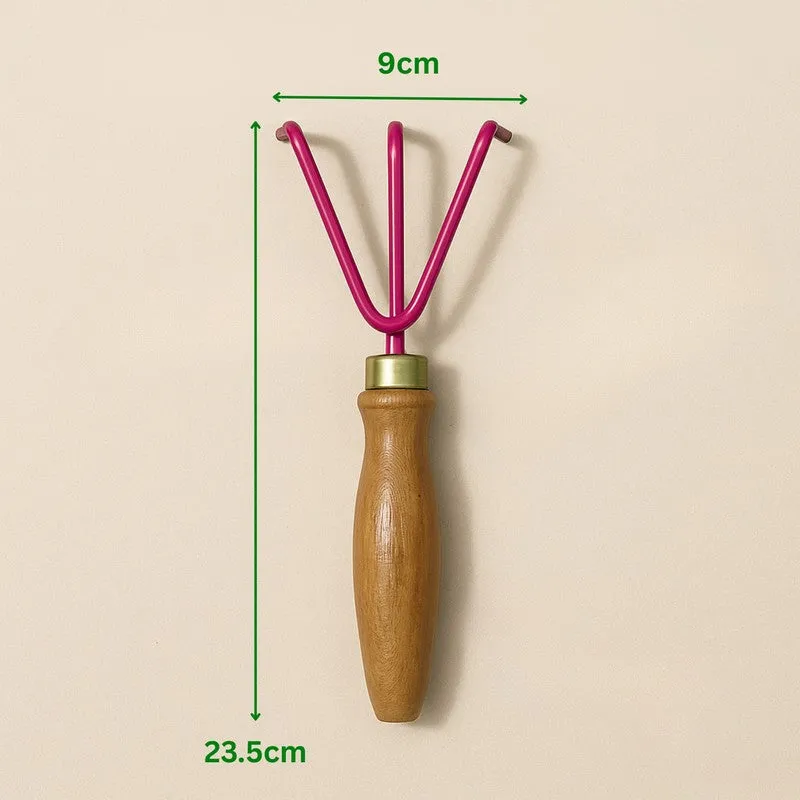 Pink three-pronged garden cultivator shown vertically beside size indicators.