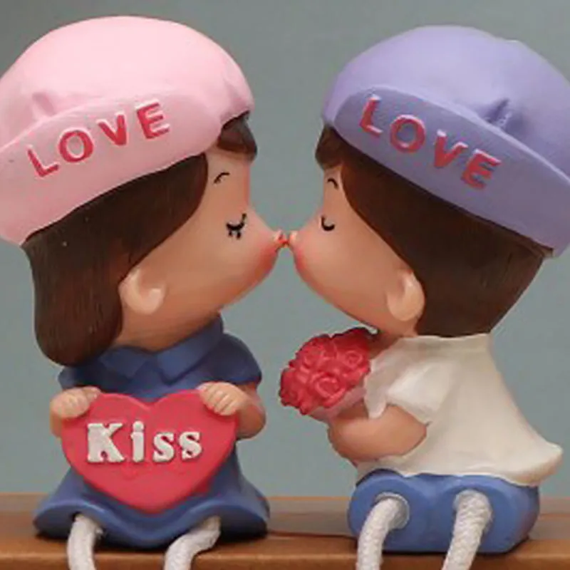 Giddy In Love Resin Showpiece media 3