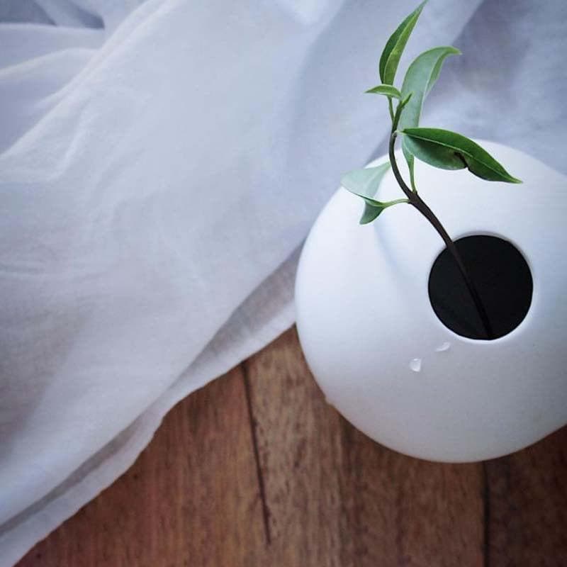 Caim Vase - White media 4