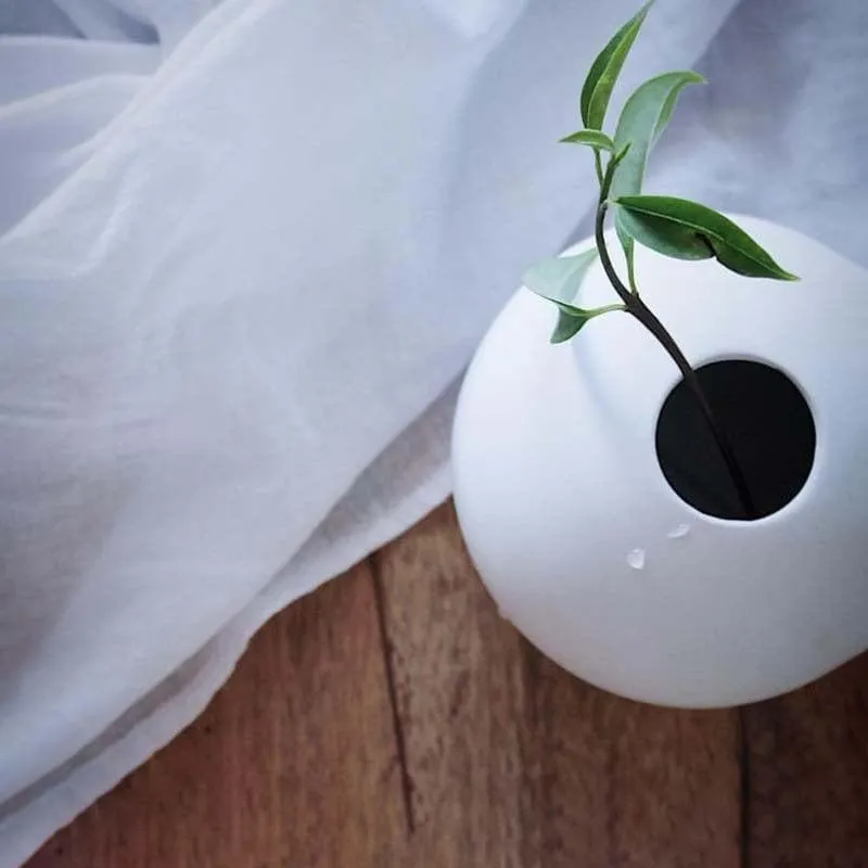 Caim Vase - White media 4