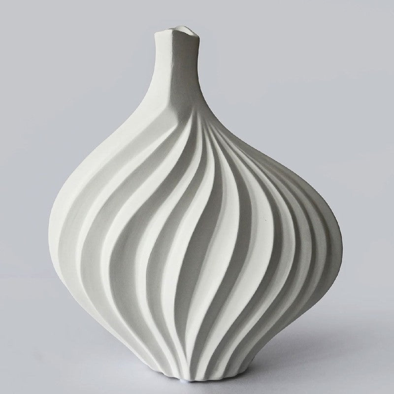 Ethereal Curve Ceremic Vase media 3
