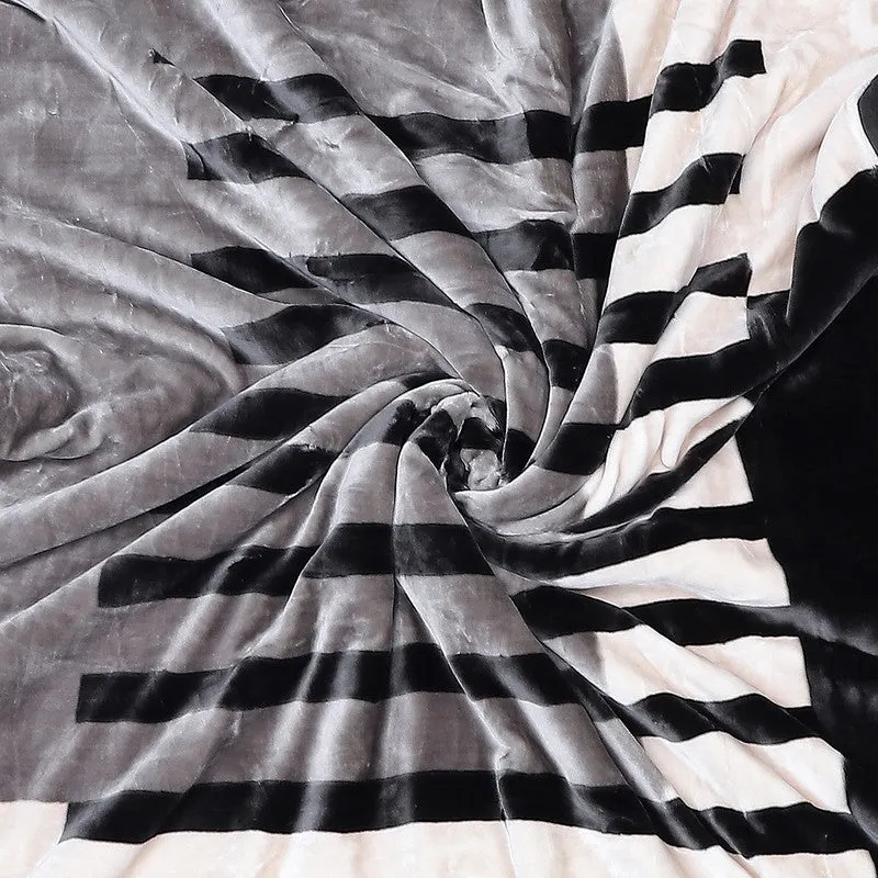 Monte Carlo Midnight Harmony Blanket - 950 GSM media 7