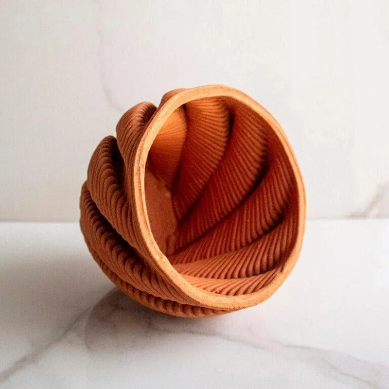 Shanaya Twisted Vase media 3