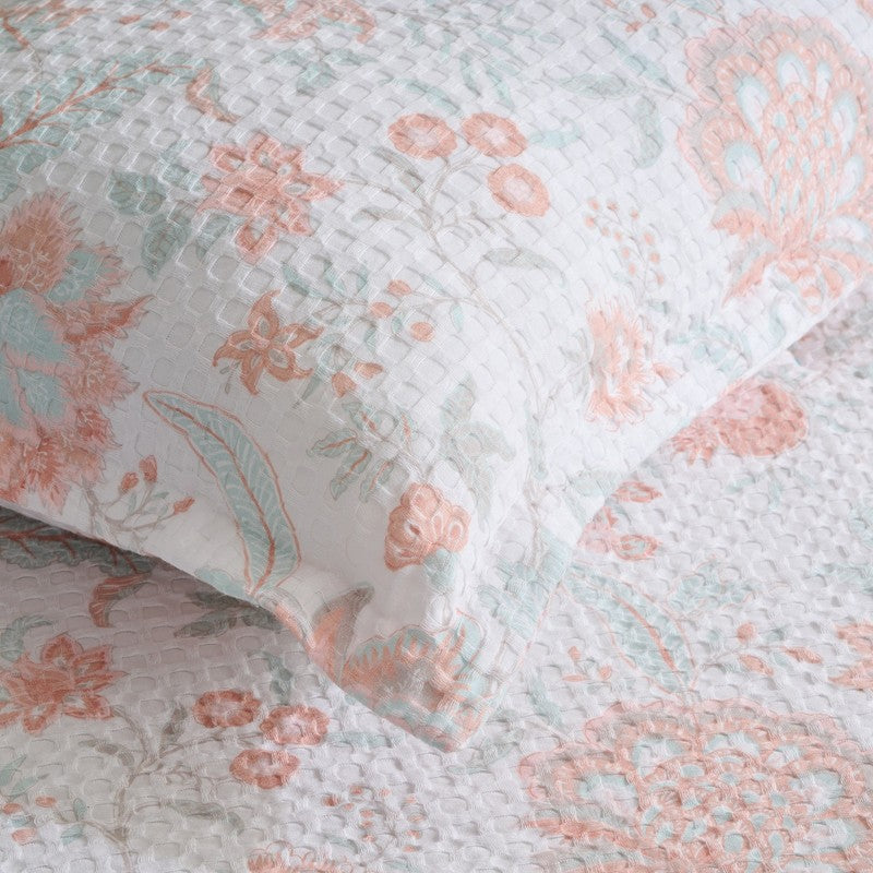 Petal Grace Cotton Comforter (Pink) (230 Gsm) - Three Piece Set media 4